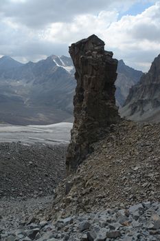 Фото 17.5 Характерный скальный останец на западной стороне пер. Сахарова Северный
