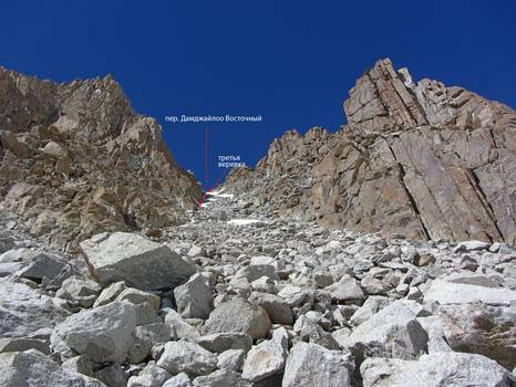 Фото. 53. Кулуар спуска на юг с перевала Дамджайлоо Вост.