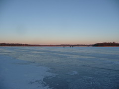 06.01.2008. Переход по оз. Великая Вода. Во многих местах снег со льда сдуло сильным ветром.